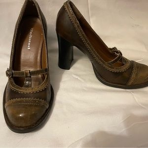 T-strap Oxford detail heel